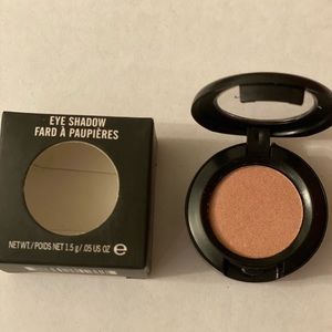Mac Cosmatic Eye shadow jest color